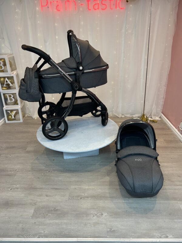 Side view angle of Egg 2 pram in quartz