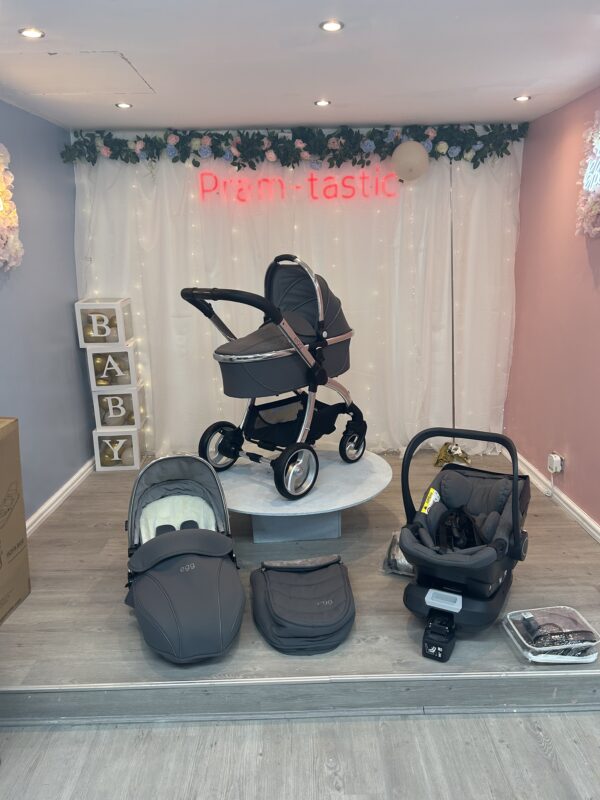 Egg 2 pram bundle in Platinum