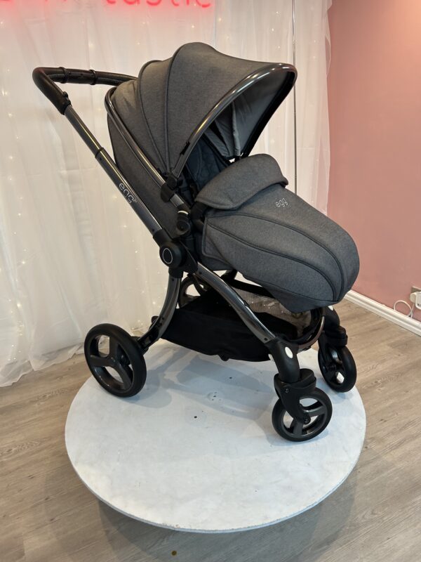 Side view angle of Egg 2 pram in quartz